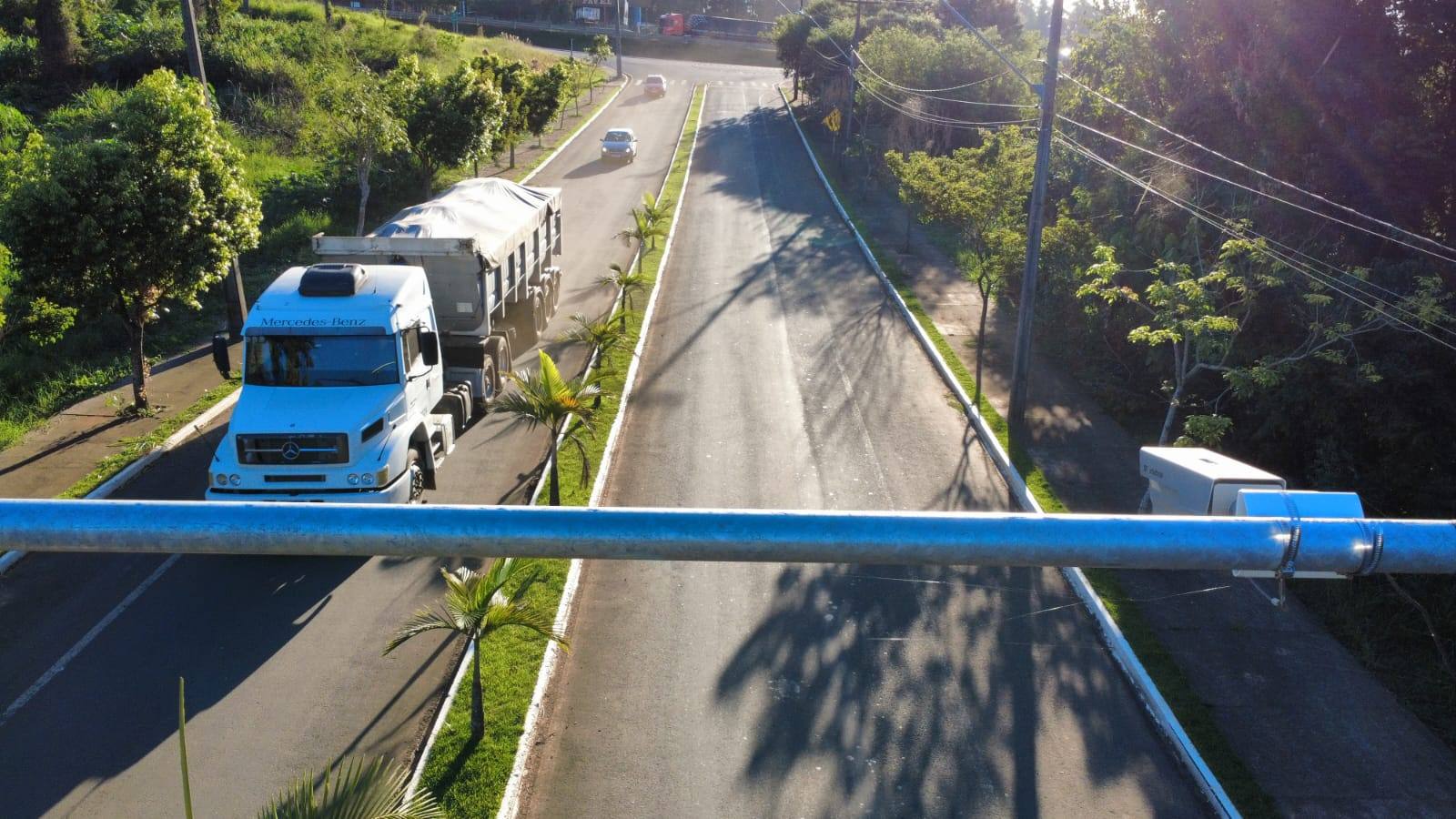 Câmera de leitura de placas (LPR) da Muralha Digital instalada em pórtico sobre avenida de acesso a Ortigueira (PR)